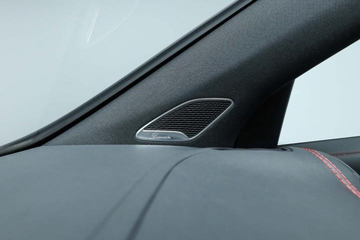 Sølv Mercedes EQA350 fra 2024 set indefra