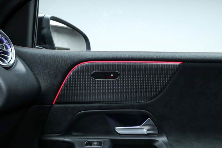 Sort Mercedes EQB350 fra 2022