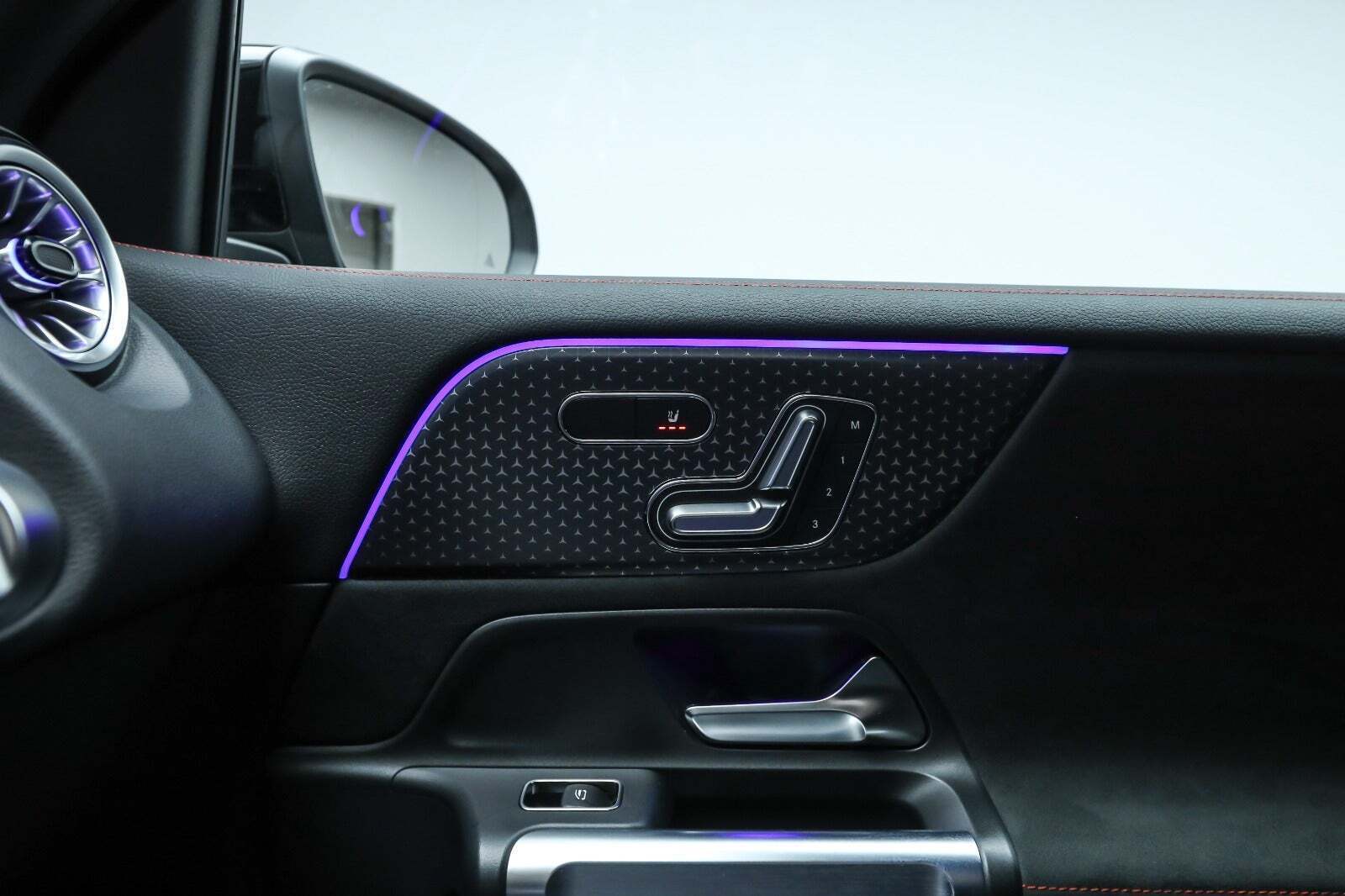 Sort Mercedes EQB250+ fra 2025