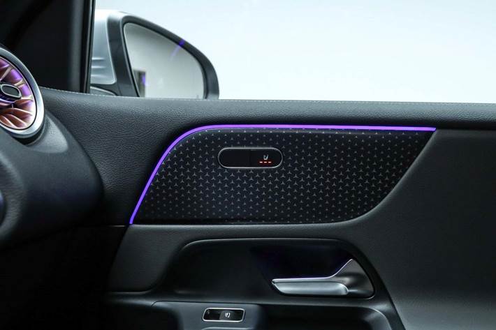 Sølv Mercedes EQB250+ fra 2025