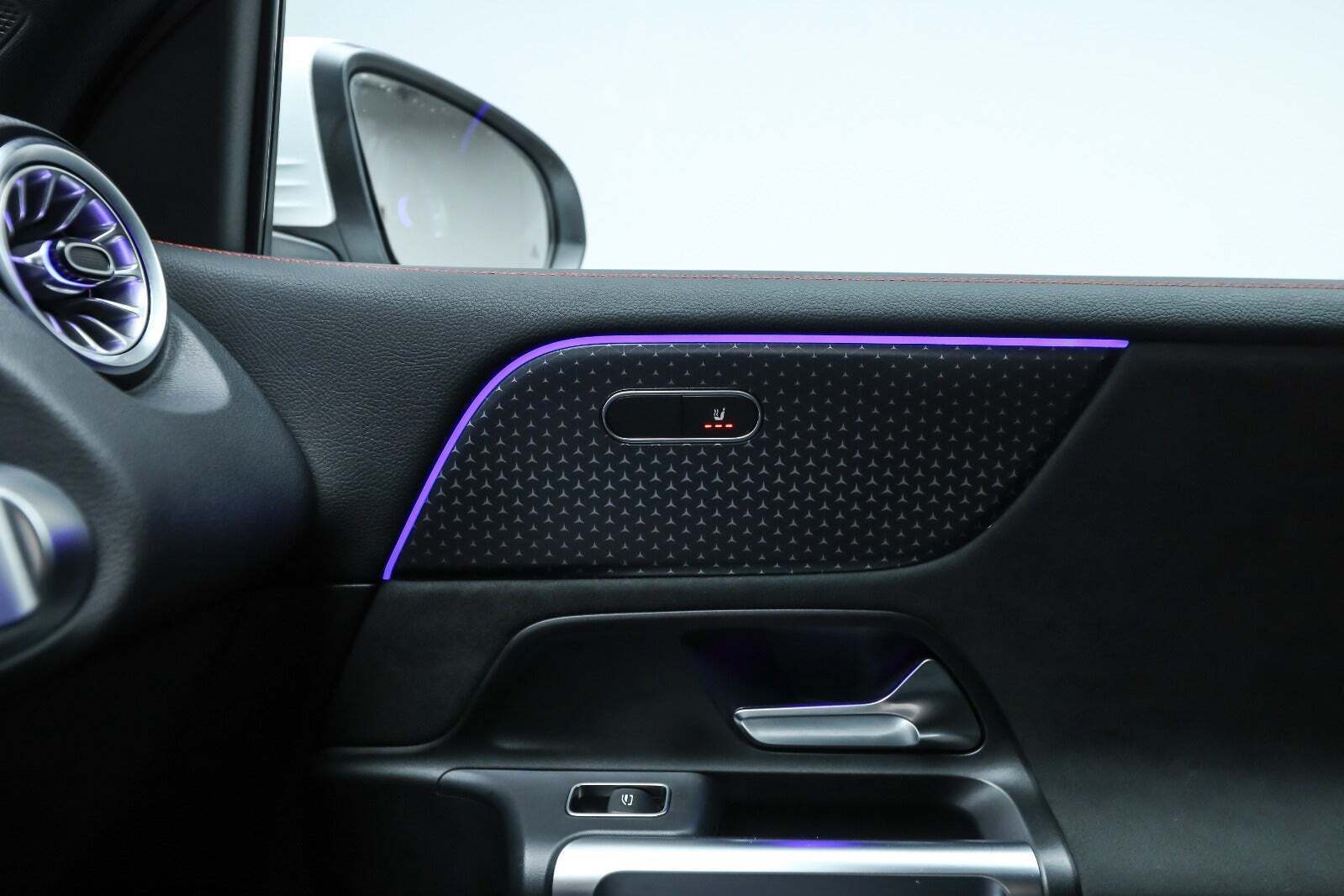 Hvid Mercedes EQB250+ fra 2026