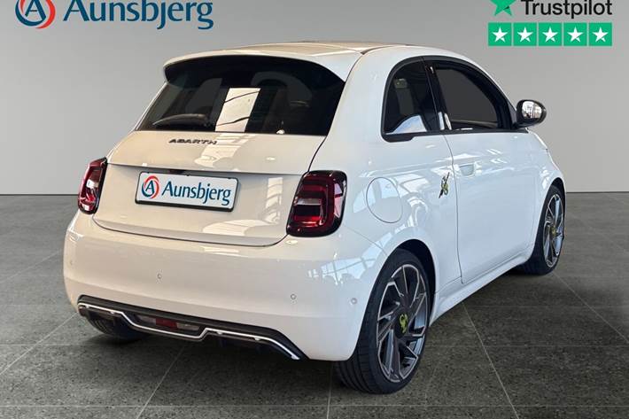 Hvid Abarth 500e fra 2024