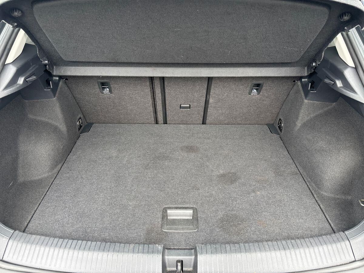 Grå VW T-Roc fra 2019