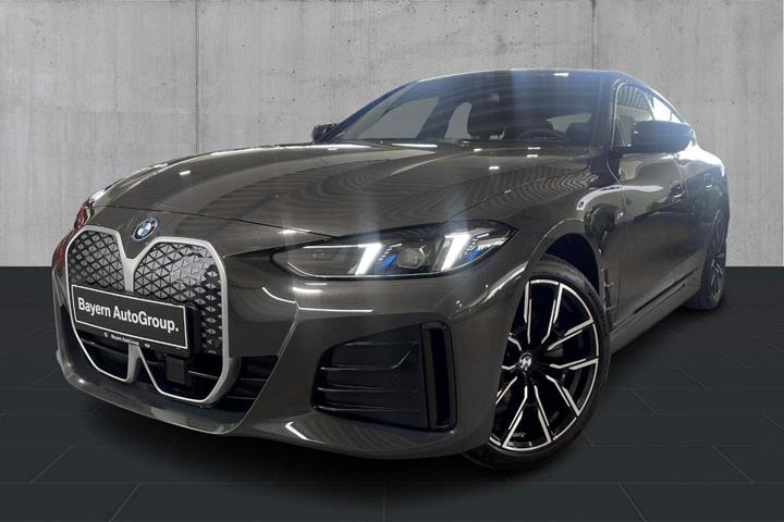 Grå BMW i4 fra 2026 set udefra