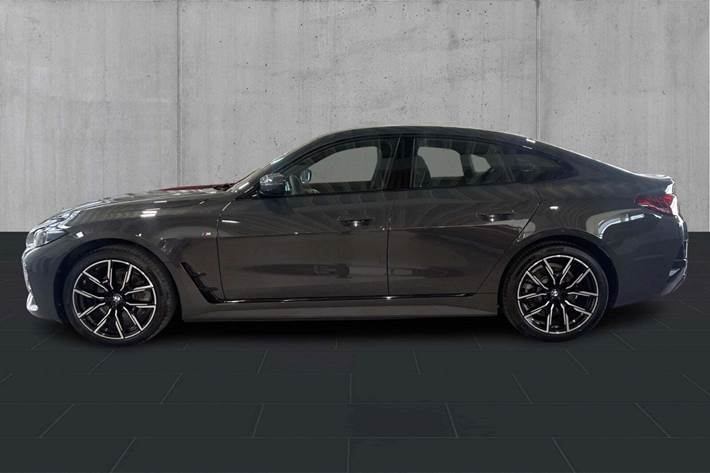 Grå BMW i4 fra 2026