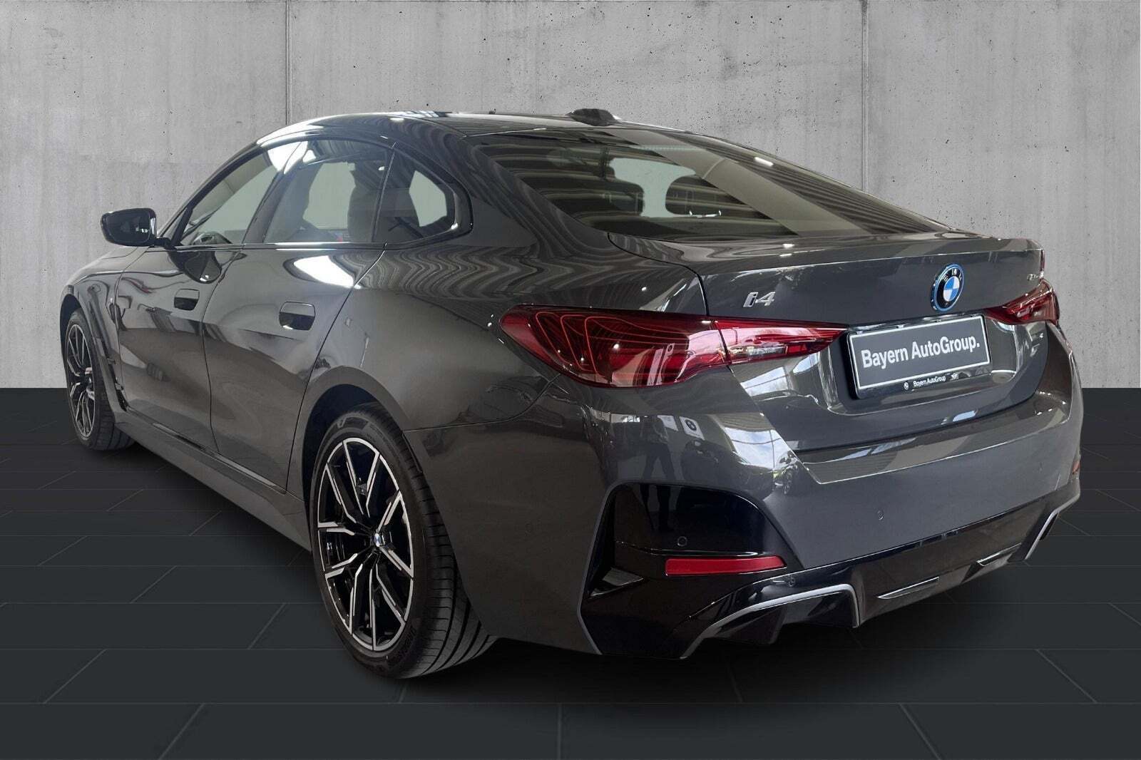 Grå BMW i4 fra 2026