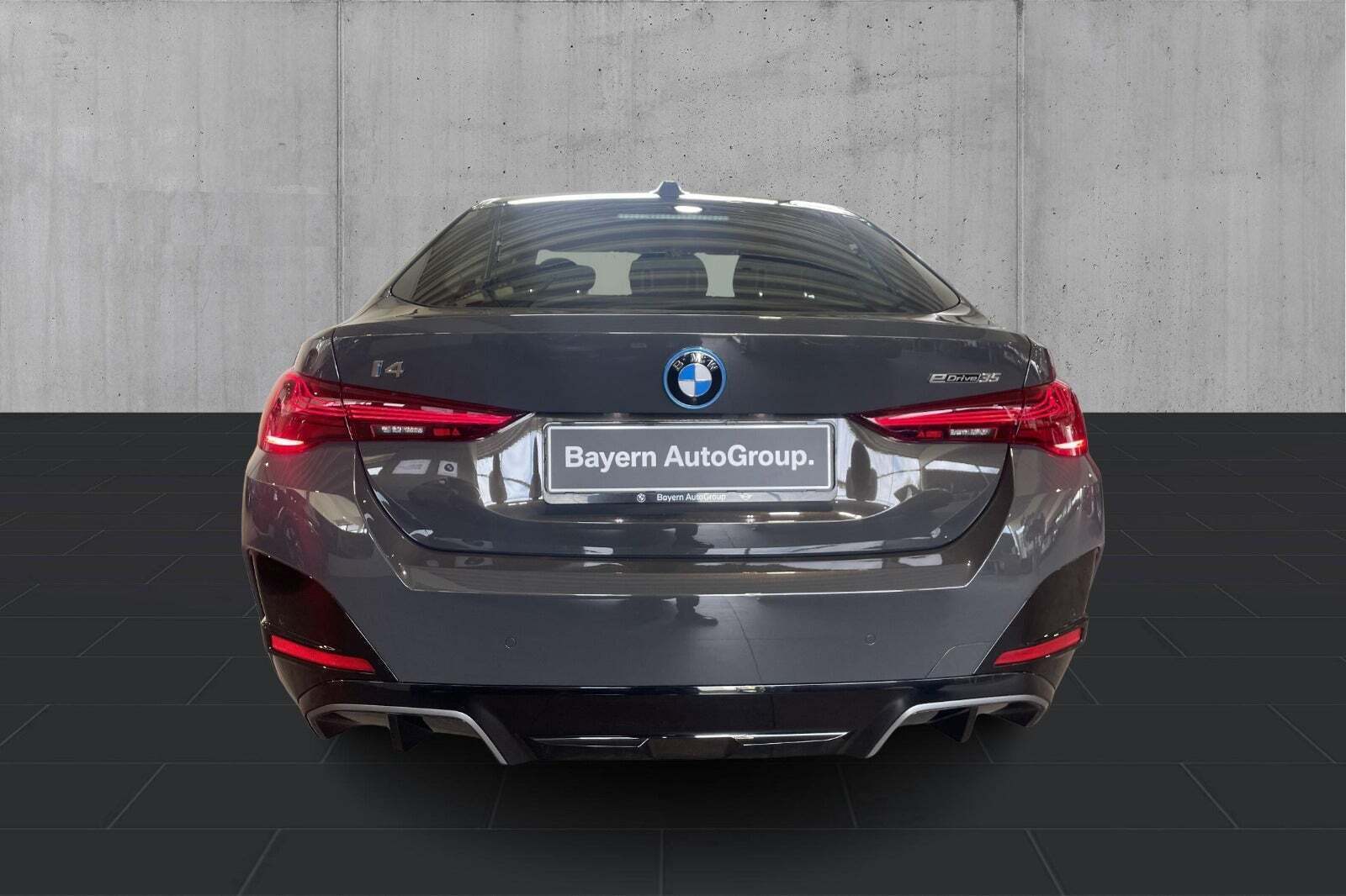 Grå BMW i4 fra 2026