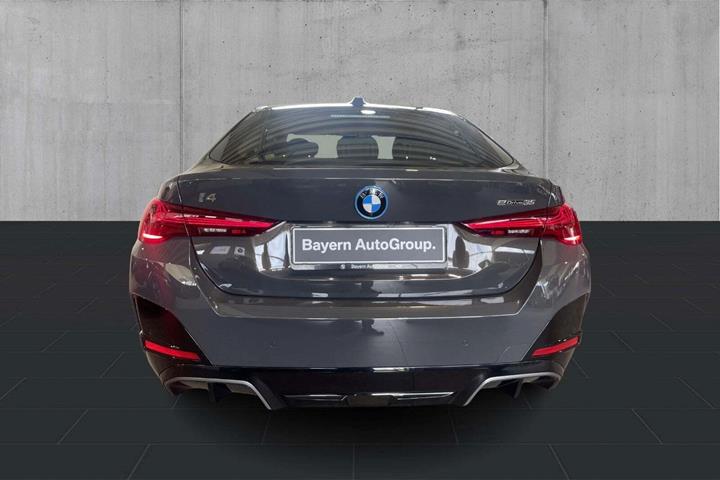 Grå BMW i4 fra 2026