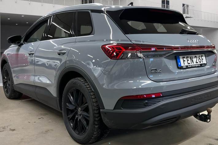 Grå Audi Q4 e-tron fra 2023
