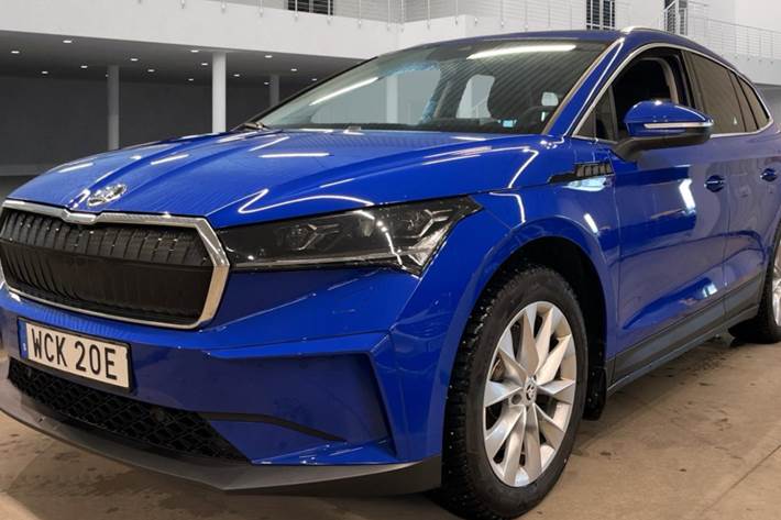 Blå Skoda Enyaq fra 2023