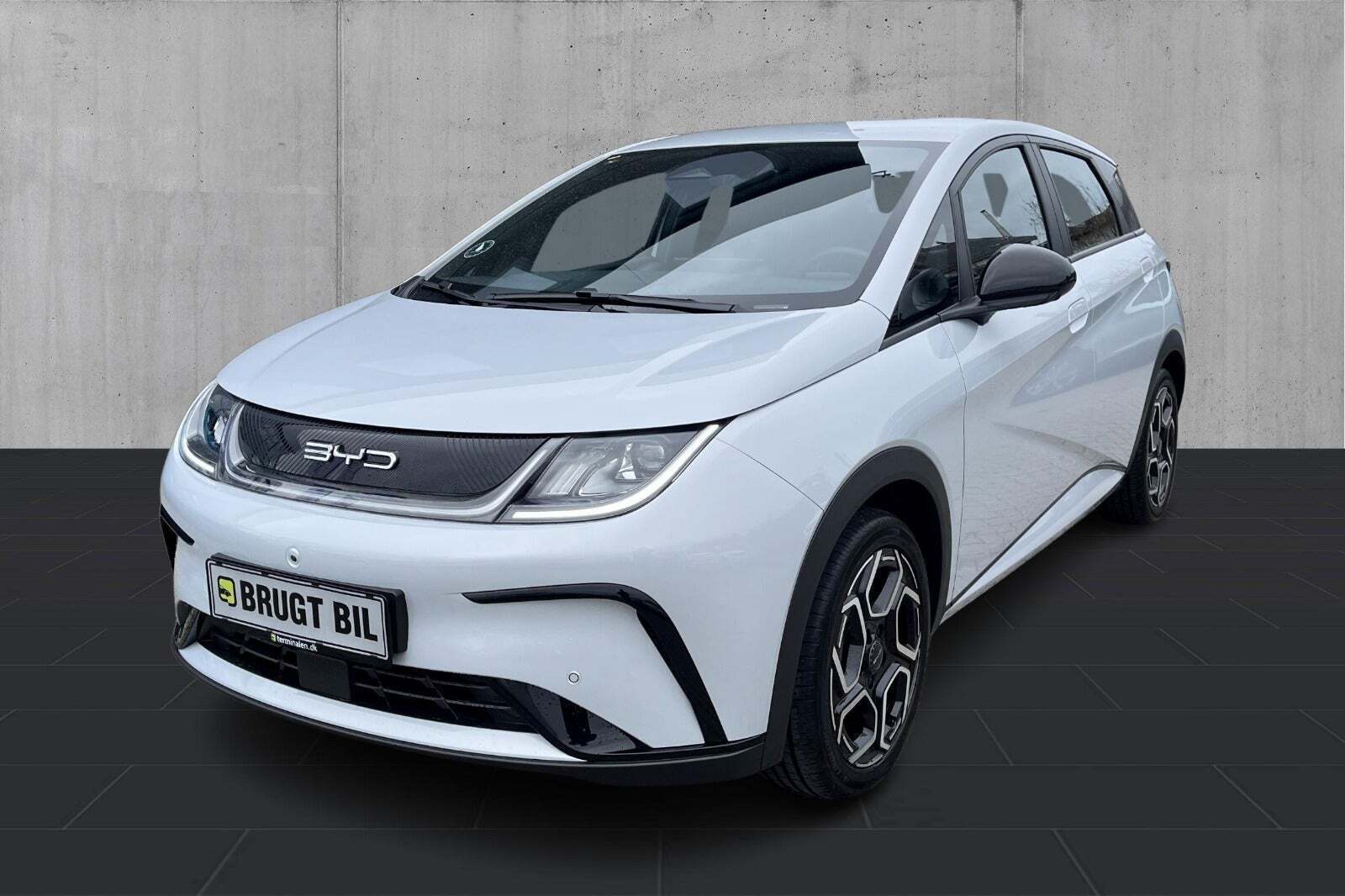 Hvid BYD Dolphin fra 2024 set udefra