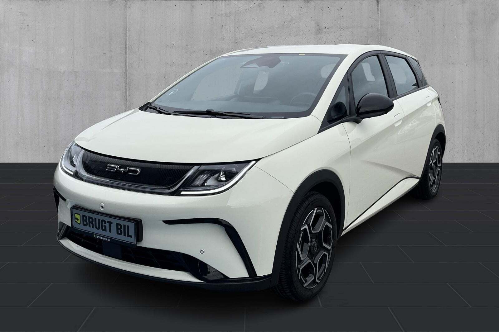 Beige BYD Dolphin fra 2023 set udefra