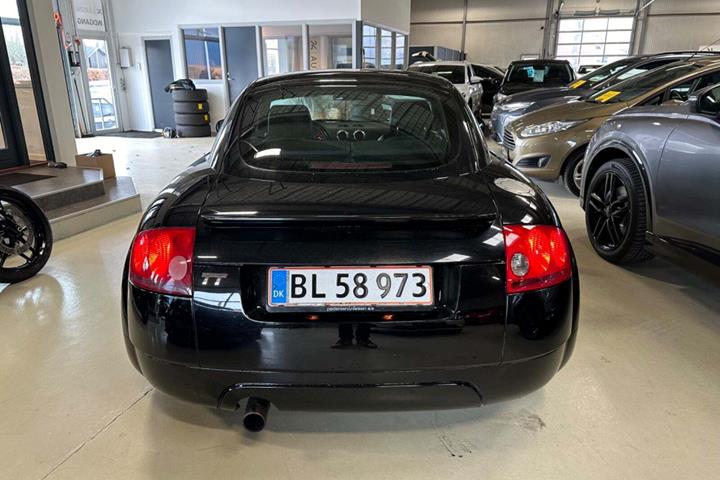 undefined Audi TT fra 1998 set udefra