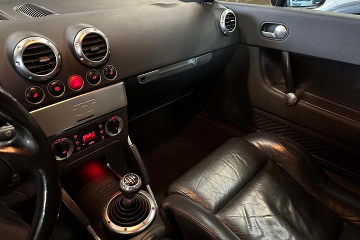 undefined Audi TT fra 1998 set indefra