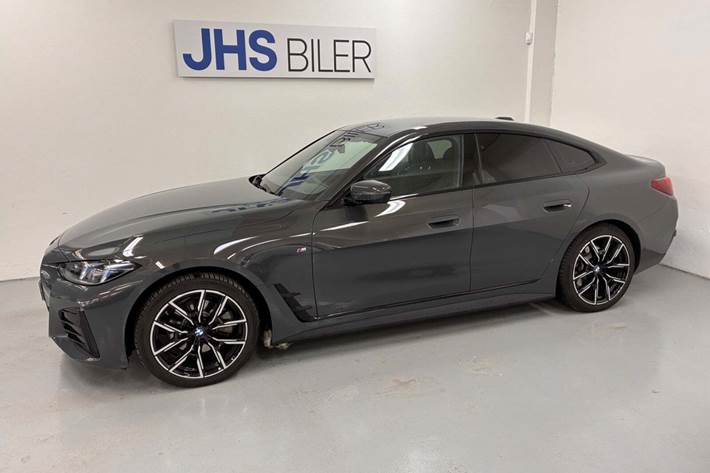 Grå BMW i4 fra 2026