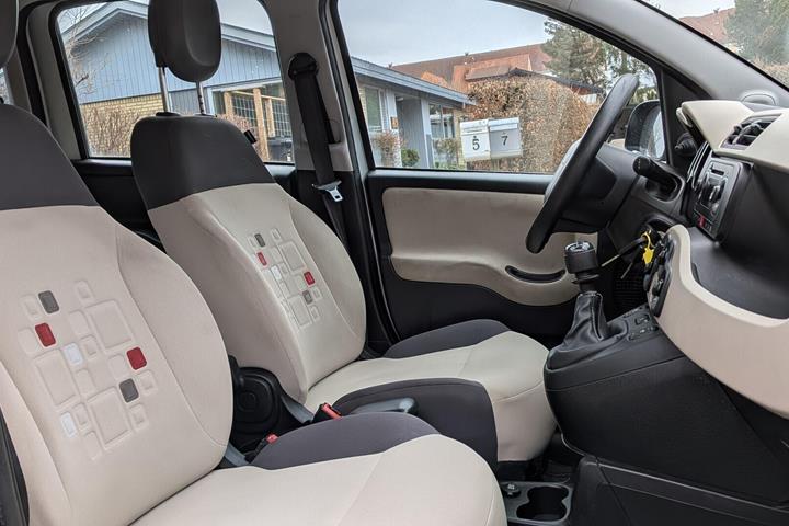 Grå Fiat Panda fra 2014