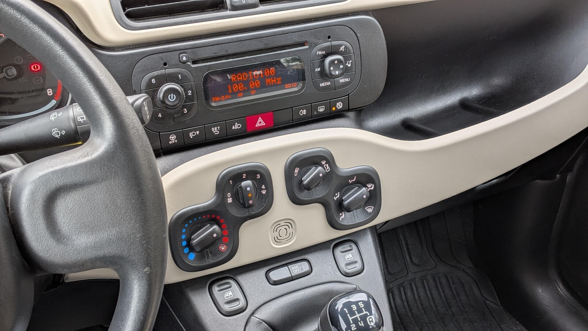Grå Fiat Panda fra 2014