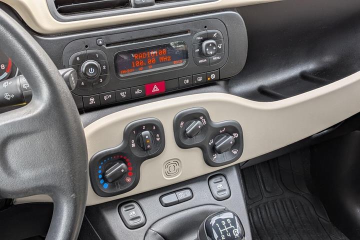 Grå Fiat Panda fra 2014