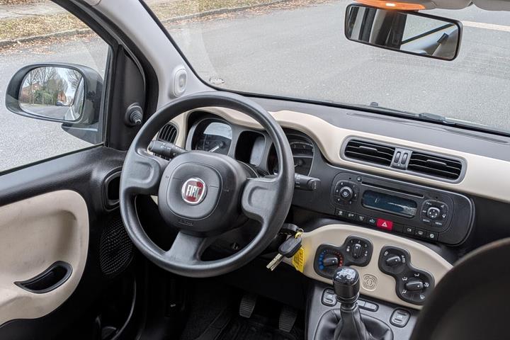 Grå Fiat Panda fra 2014