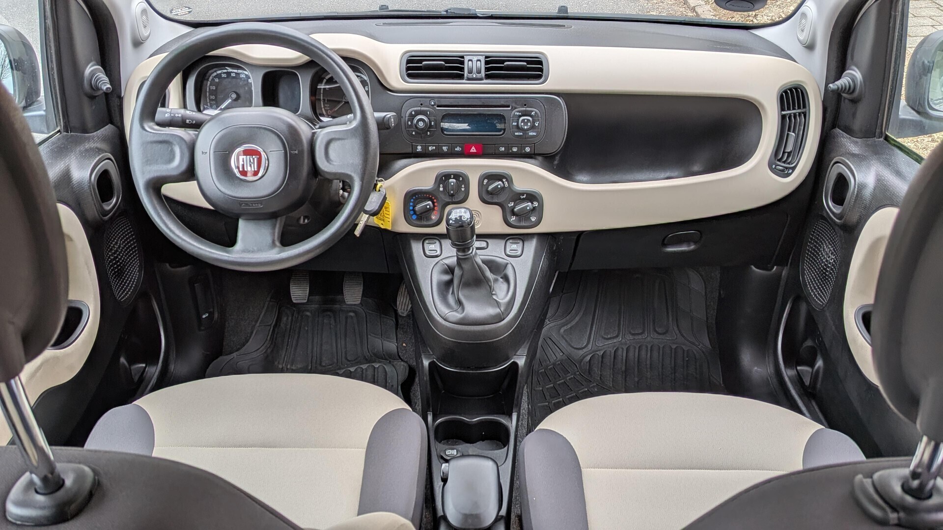 Grå Fiat Panda fra 2014