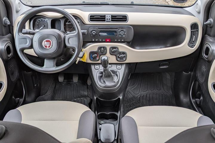 Grå Fiat Panda fra 2014