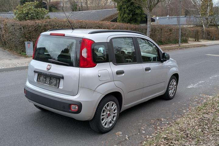 Grå Fiat Panda fra 2014