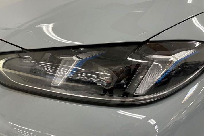 Grå BMW i4 fra 2025