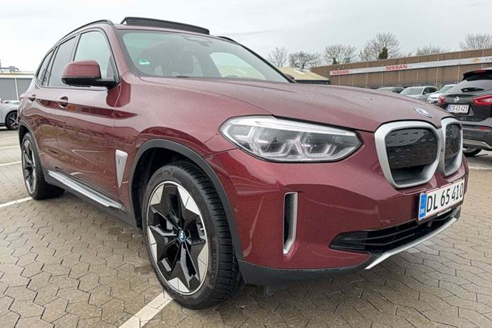 Rød BMW iX3 fra 2020