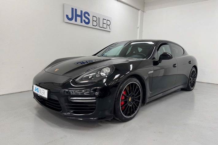 Sort Porsche Panamera GTS fra 2015