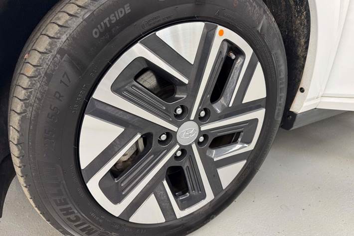 Hvid Hyundai Kona fra 2022