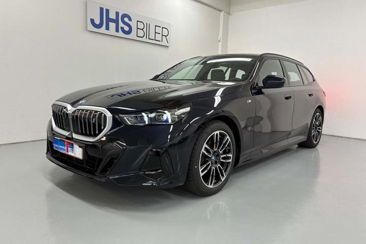 Blå BMW i5 fra 2025 set udefra