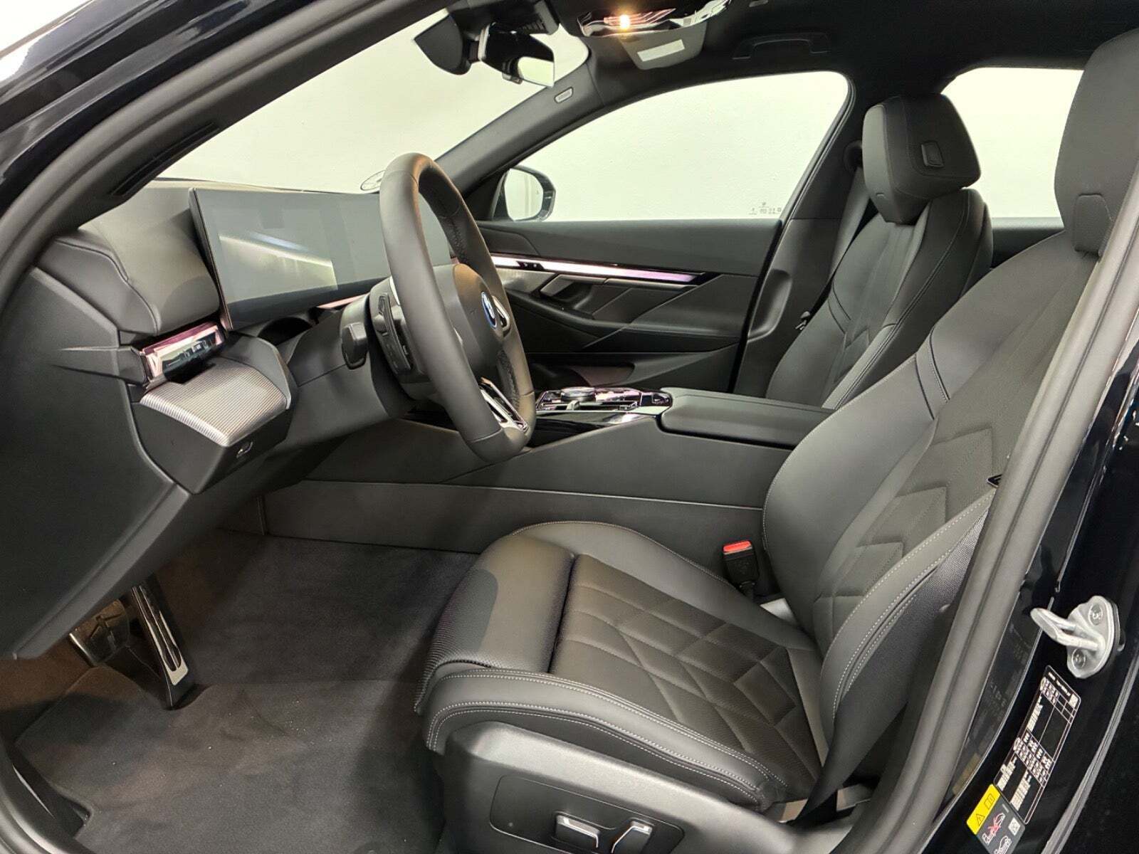 Blå BMW i5 fra 2025