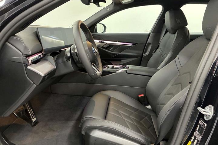 Blå BMW i5 fra 2025