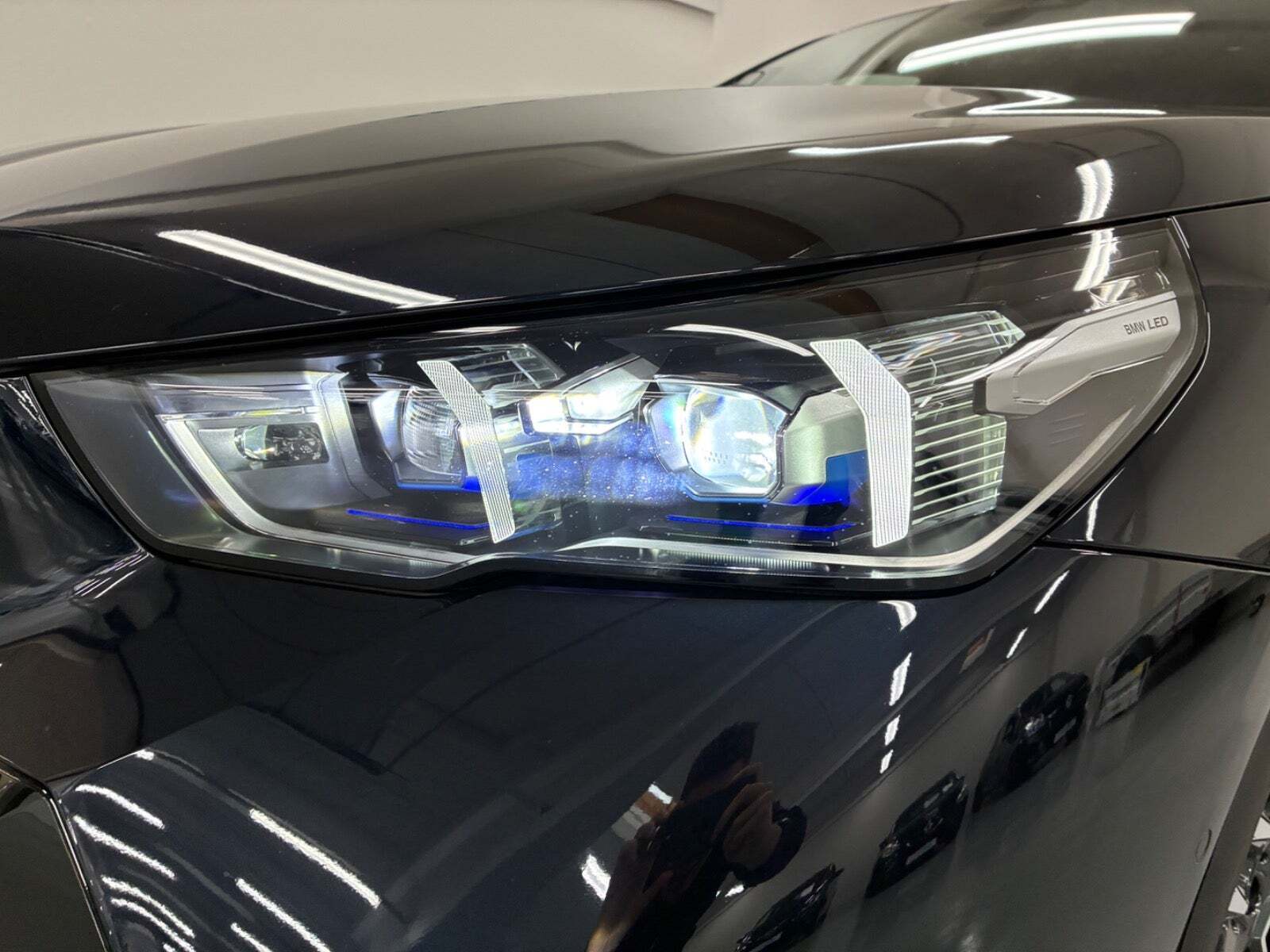 Blå BMW i5 fra 2025