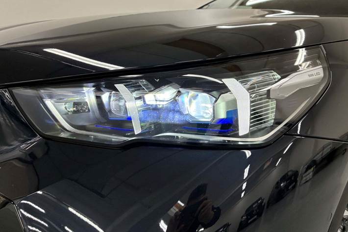 Blå BMW i5 fra 2025