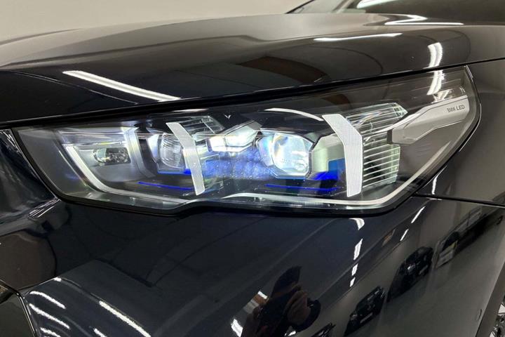Blå BMW i5 fra 2025