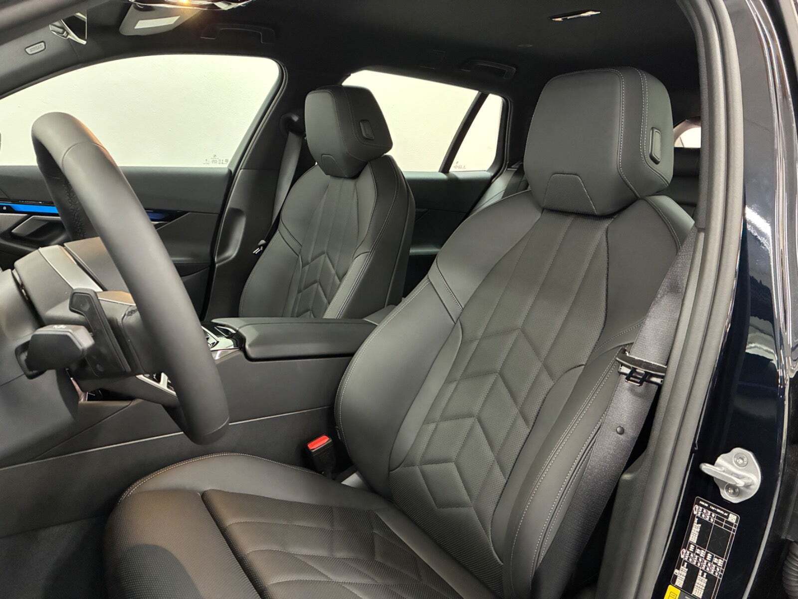 Blå BMW i5 fra 2025