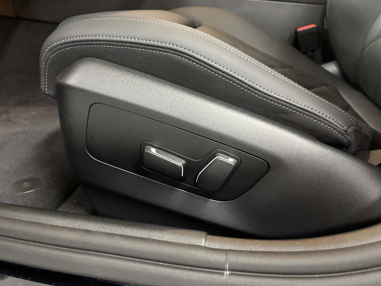 Blå BMW i5 fra 2025