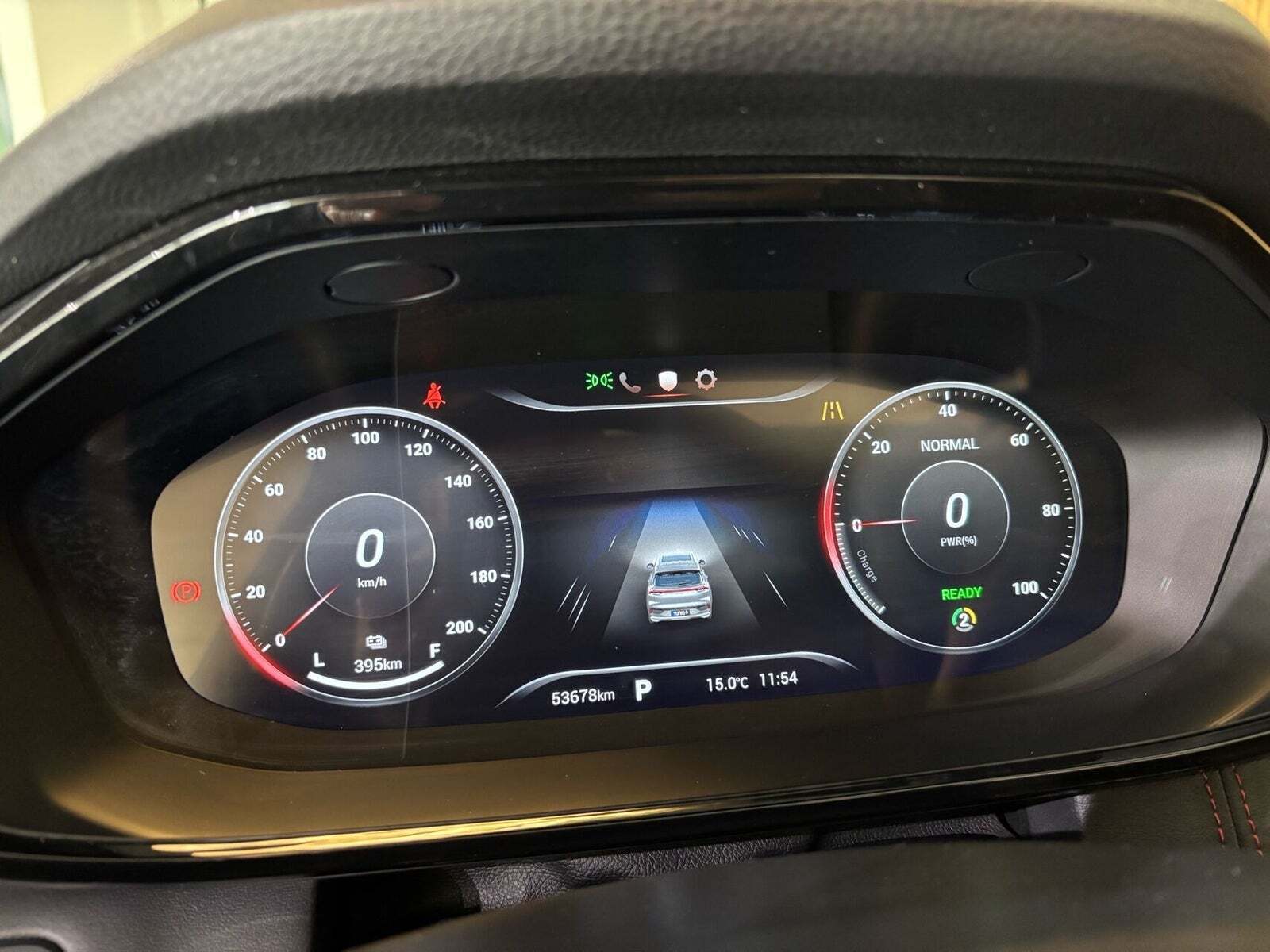 Rød Maxus Euniq6 fra 2022