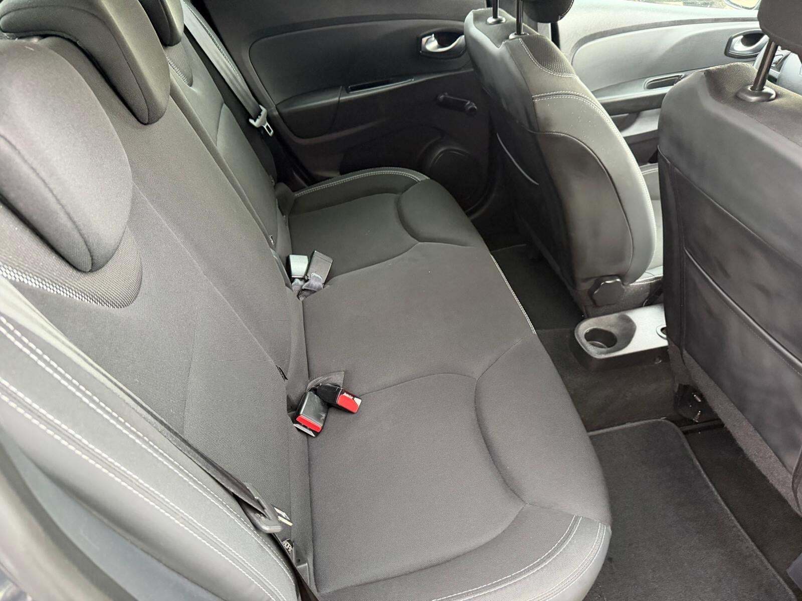 Grå Renault Clio IV fra 2018