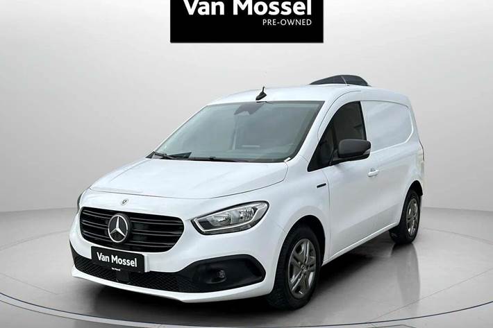 Hvid Mercedes eCitan fra 2023 set udefra