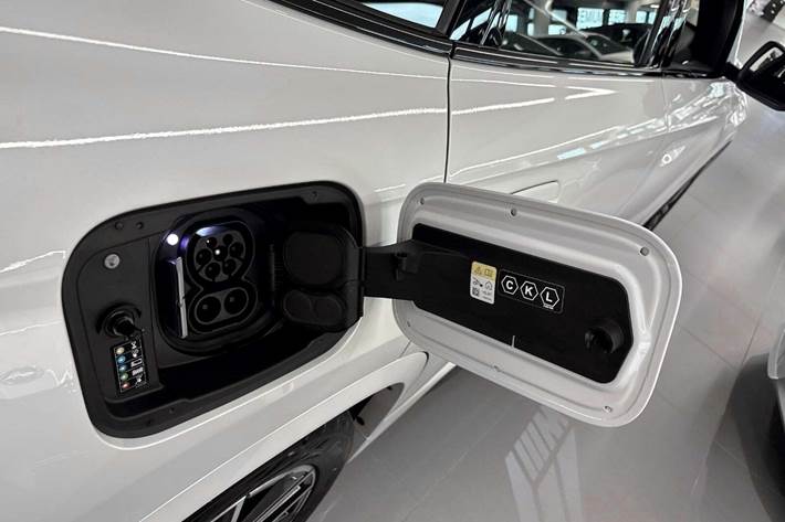 Hvid BMW iX1 fra 2025