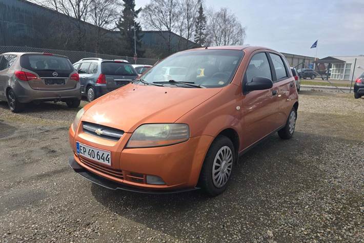 Orange Chevrolet Kalos fra 2006 set udefra