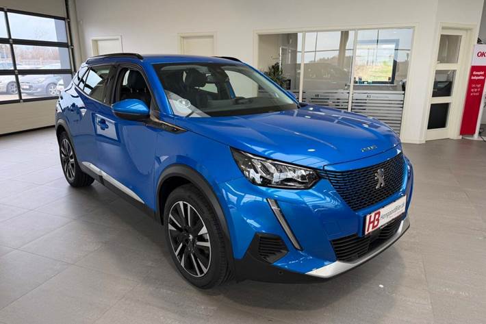 Blå Peugeot e-2008 fra 2021 set udefra