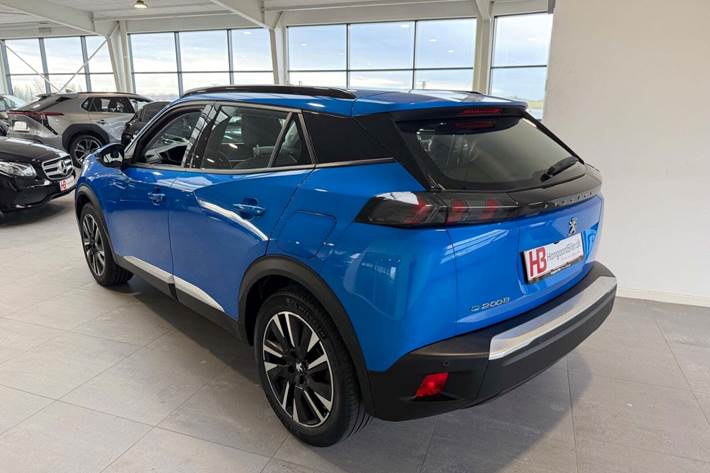 Blå Peugeot e-2008 fra 2021