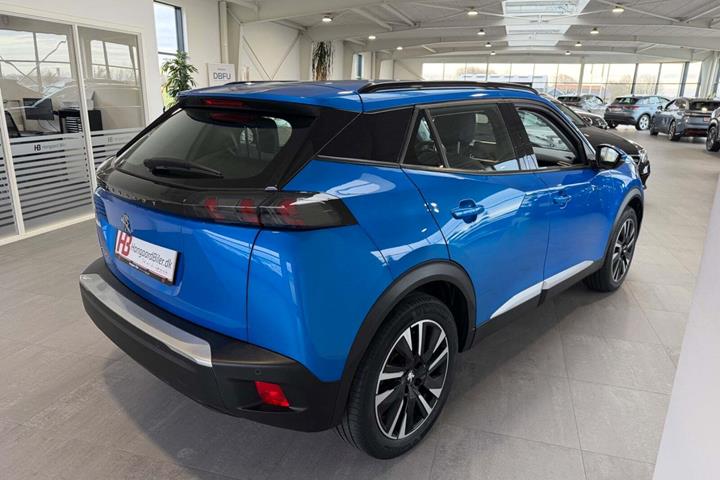 Blå Peugeot e-2008 fra 2021