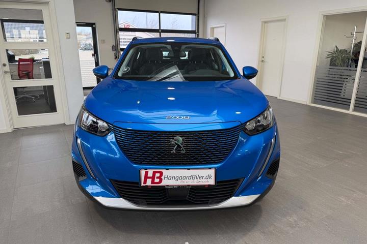Blå Peugeot e-2008 fra 2021 set udefra