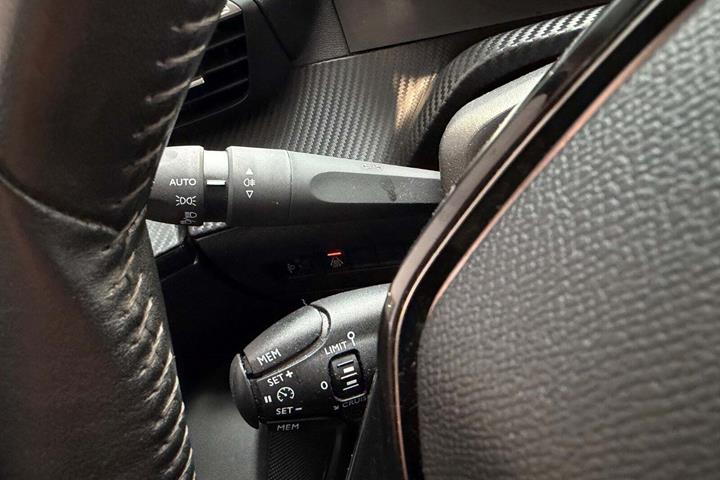 Blå Peugeot e-2008 fra 2021