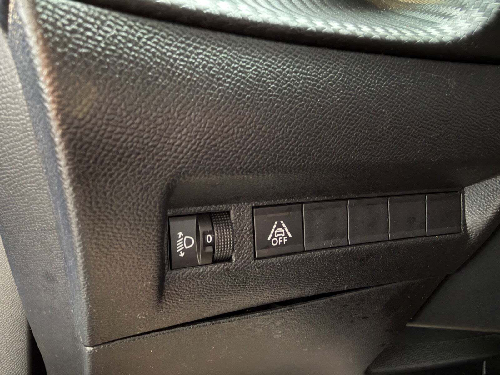 Blå Peugeot e-2008 fra 2021