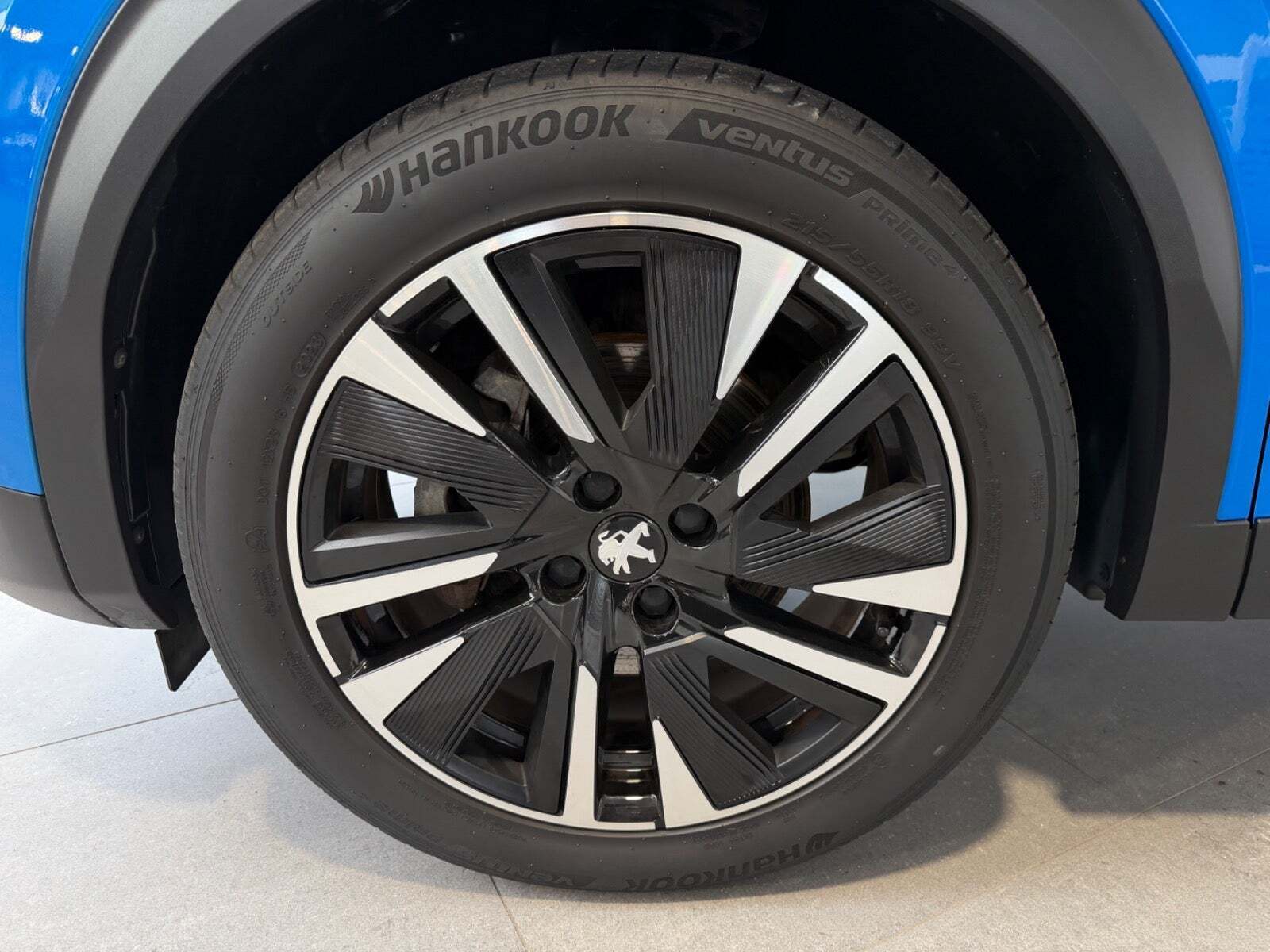 Blå Peugeot e-2008 fra 2021